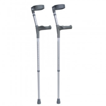 Innitatur cubito fusum fractum crus